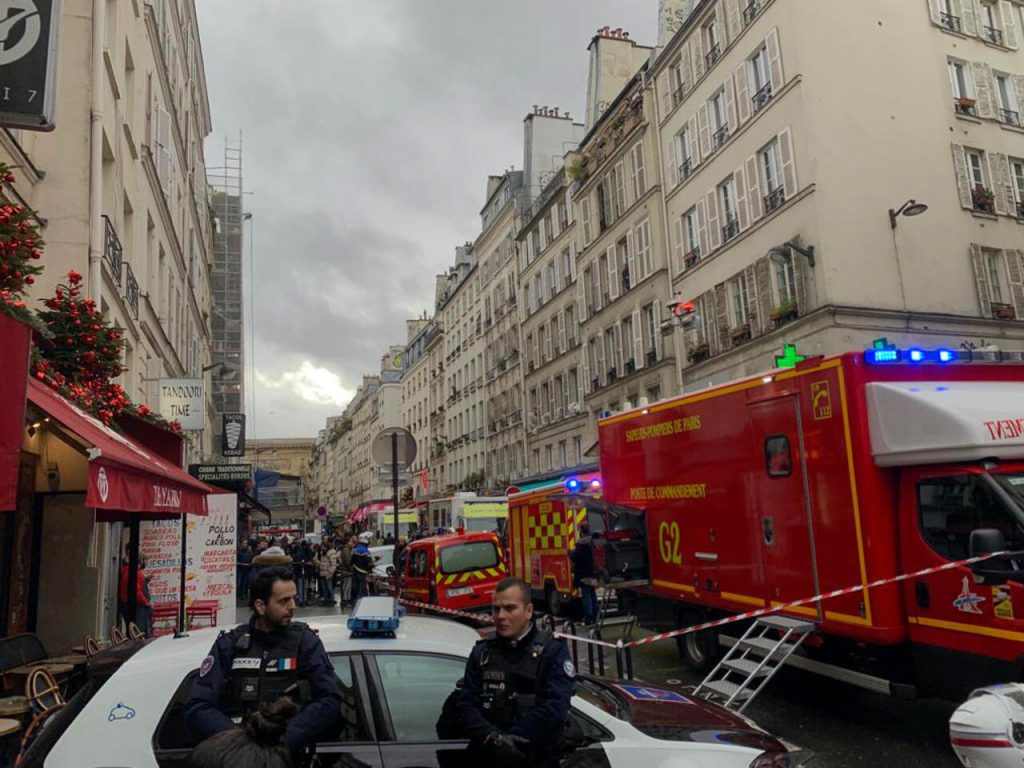 Policías acordonan la zona donde un hombre abrió fuego contra varias personas en el centro de París, el 23 de diciembre de 2022. Foto: AFP.