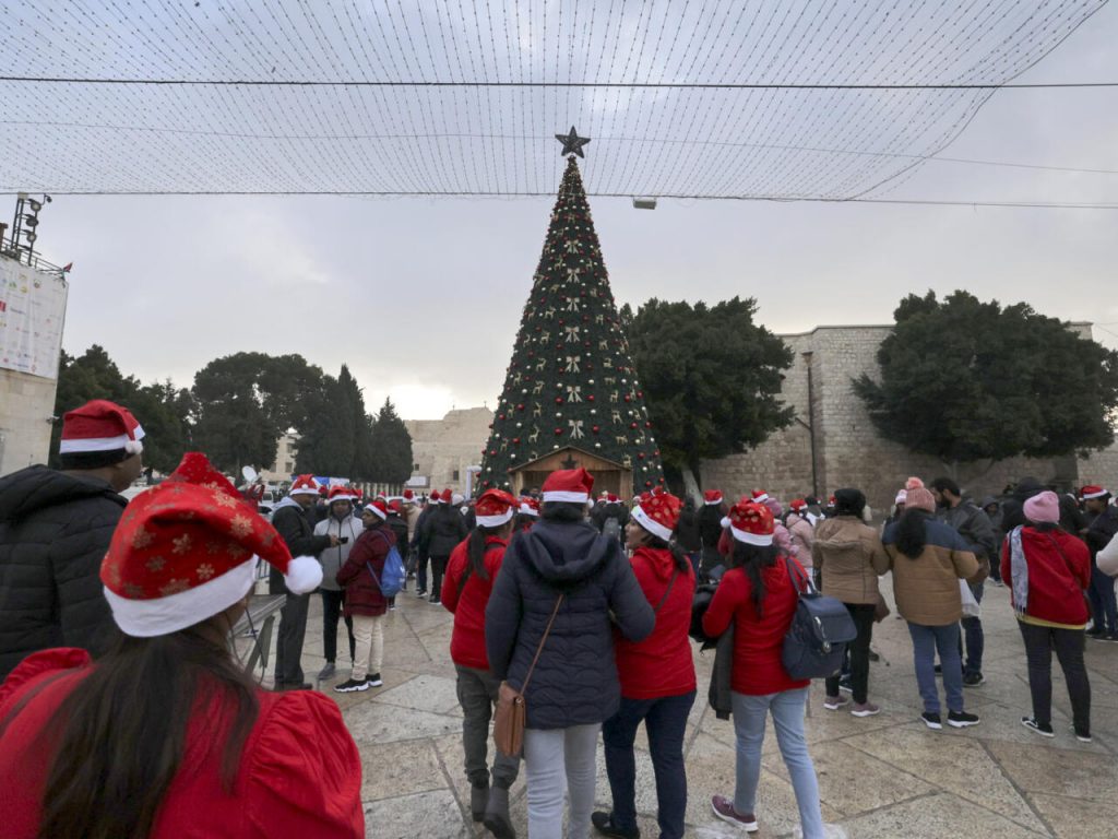 Turistas y peregrinos visitan la Basílica de la Natividad en la Belén, Cisjordania, el 24 de diciembre de 2022. Foto: AFP.
