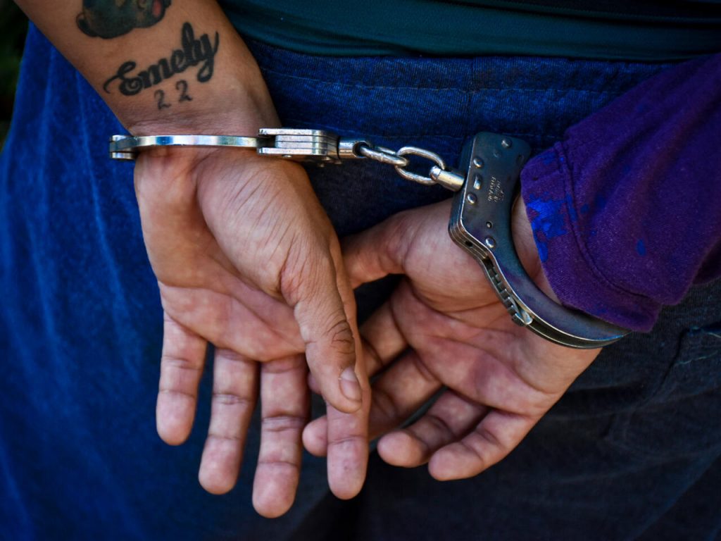 Detienen a pandillero salvadoreño que buscaba huir a Guatemala en ataúd.