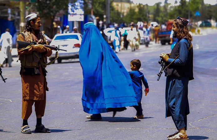 El gobierno talibán de Afganistán prohibió a oenegés emplear a mujeres por no respetar el código de vestimenta. Foto: Pulso.