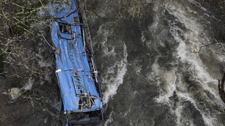 Los restos de un autobús yace en el río Lerez después de que se hundiera al cruzar un puente, matando a cuatro personas, en Cerdedo-Cotobade, noroeste de España, el 25 de diciembre de 2022. Foto: AFP.