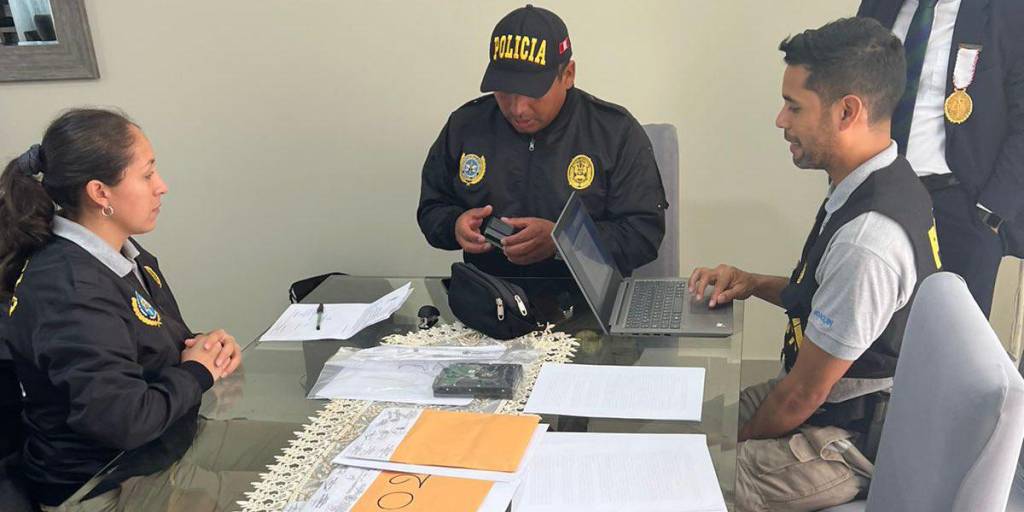 Investigadores del caso de ascenso de generales realizan la revisión de documentos y datos. Foto: Ministerio Público de Perú.