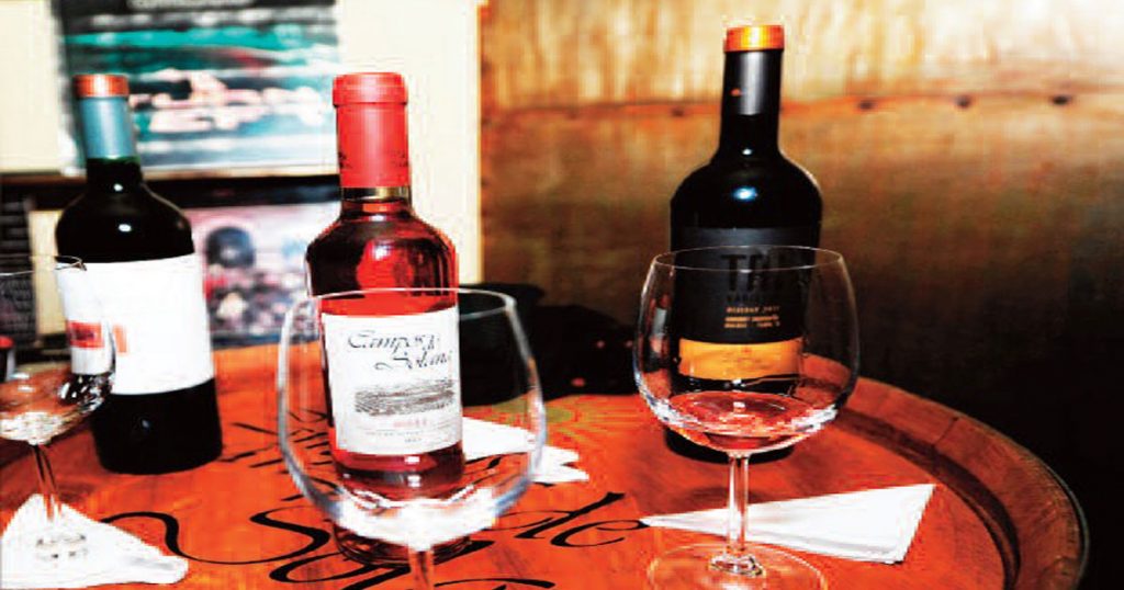 Variedad de vinos de mesa producidos por las industrias bolivianas.