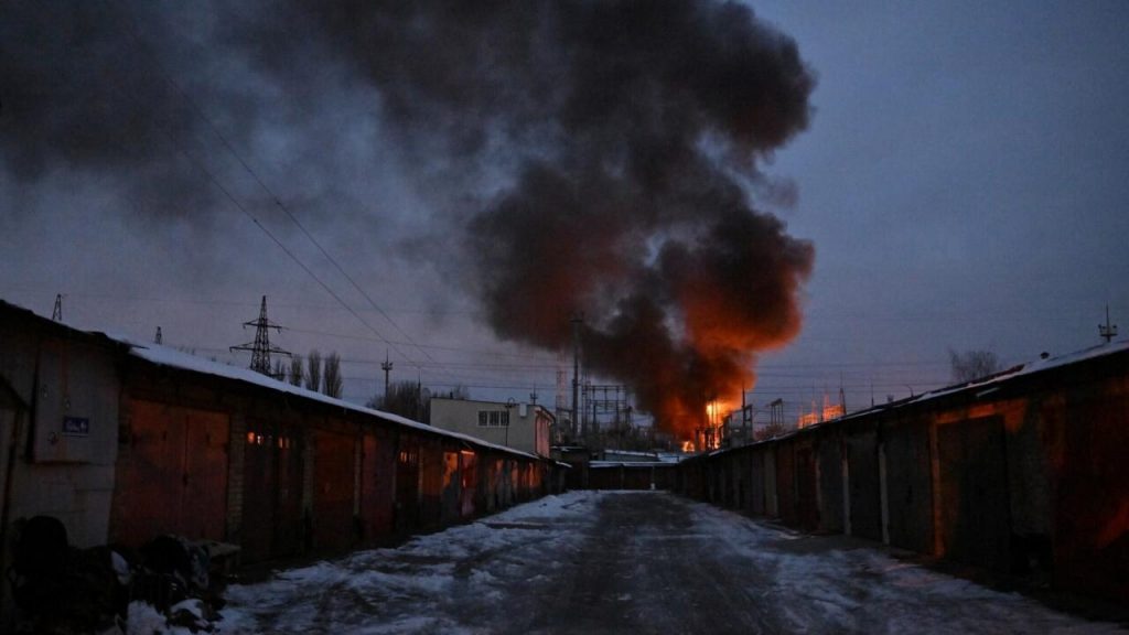Una instalación energética arde tras un ataque con drones a Kiev, el 19 de diciembre de 2022. Foto: AFP.