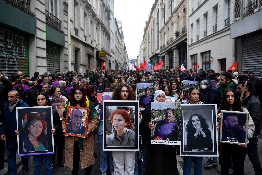 Centenares de personas se reunieron este lunes en París en una marcha en homenaje a las víctimas. Foto: AFP.