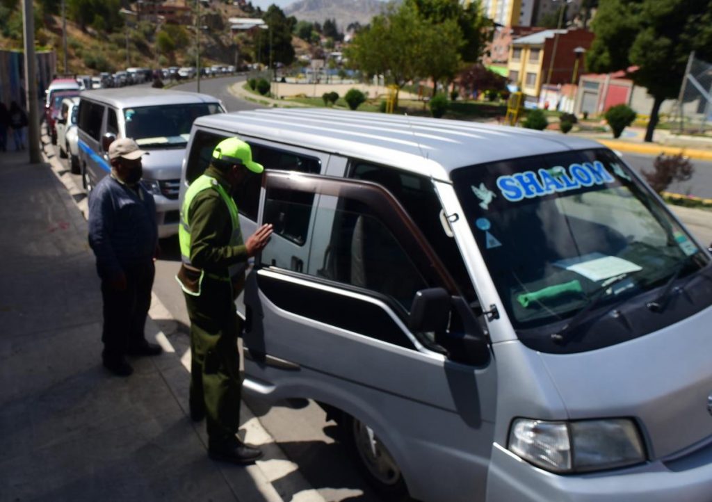 Se registraron largas filas en La Paz para realizar el trámite de vidrios polarizados. Foto: Rodwy Cazón.