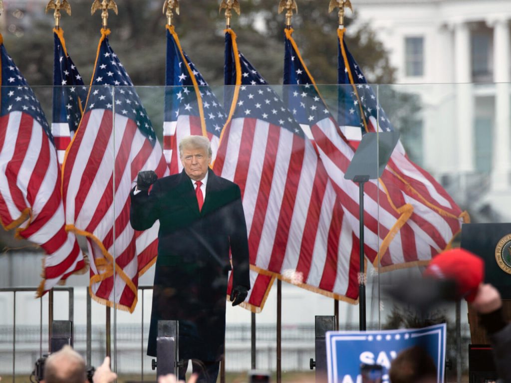 El expresidente de Estados Unidos, Donald Trump, habla con sus seguidores desde The Ellipse, cerca de la Casa Blanca, el 6 de enero de 2021 en Washington. Foto: AFP.