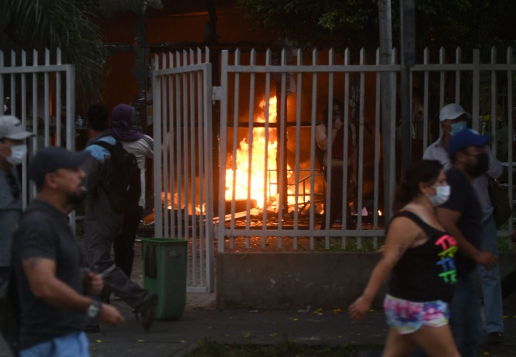 Así comenzó el incendio en predios de la Fiscalía. Foto: AFP.