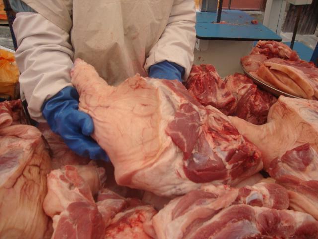 Funcionarios decomisaron carne de cerdo de mataderos clandestinos. Foto: Archivo operativos