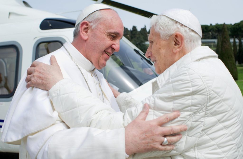 Papa Francisco pide orar por Benedicto XVI, que 'está muy enfermo'.
