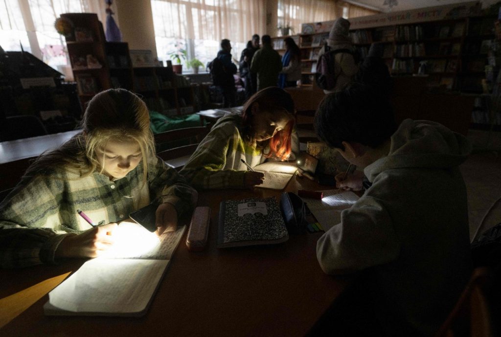 Esta biblioteca se convirtió en un oasis para los habitantes de Irpin. Foto: AFP