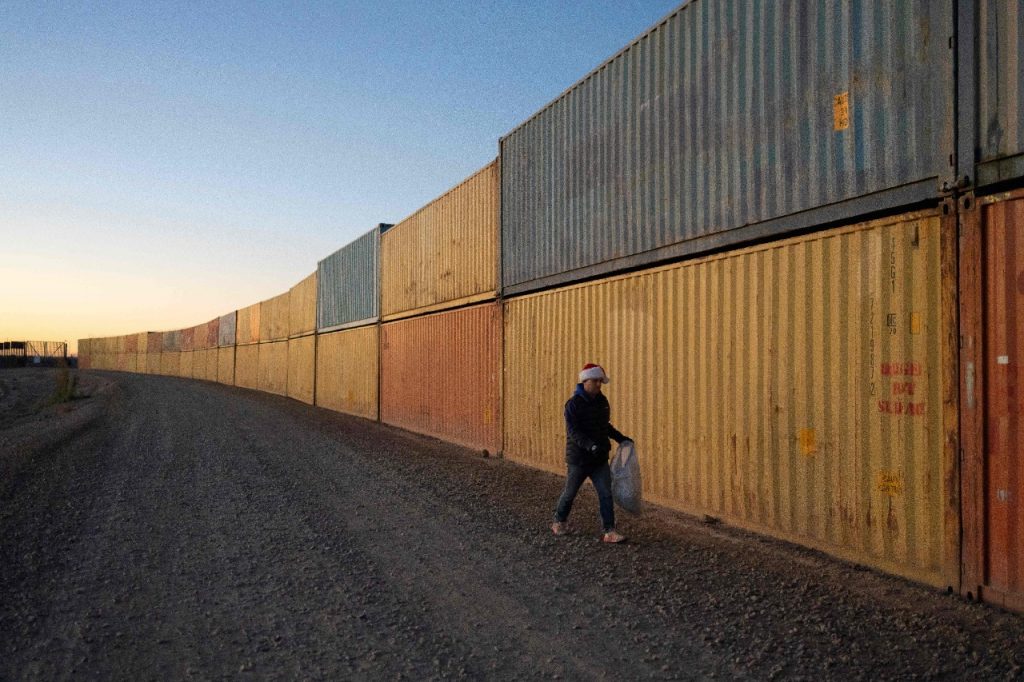 El muro que requirió 915 contenedores y unos 90 millones de dólares. Foto: AFP