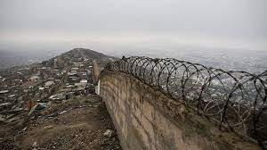 Justicia peruana ordena demoler muro que divide a ricos y pobres en Lima.