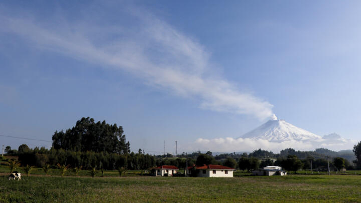El volcán Cotopaxi, que emite cenizas y gases, fotografiado desde la localidad ecuatoriana de Mulalo el 28 de diciembre de 2022. Foto: AFP.