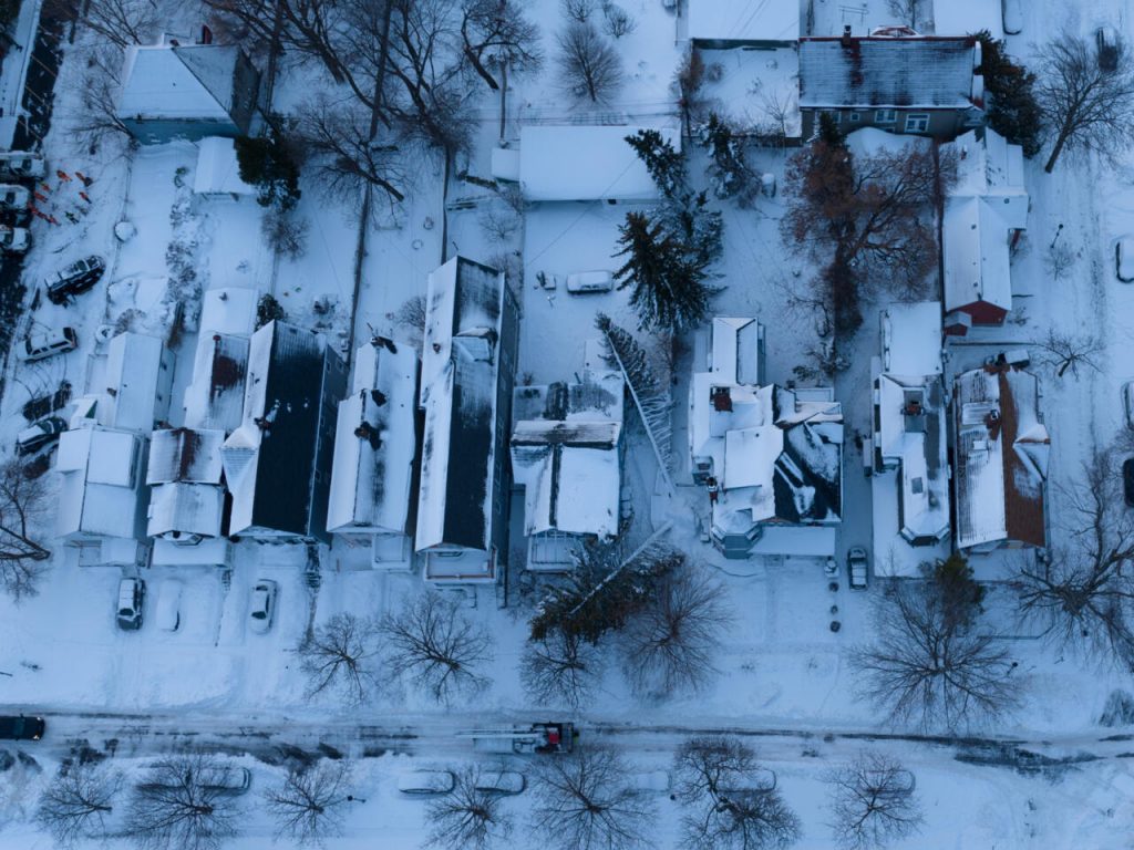 Foto aérea de un árbol caído sobre una casa durante una de las más brutales tormentas invernales que cayeron en Buffalo, Estados Unidos, el 28 de diciembre de 2022. Foto: AFP.