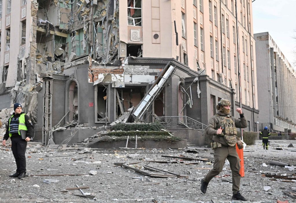 Un muerto y 20 heridos en Kiev por una nueva ola de ataques rusos.