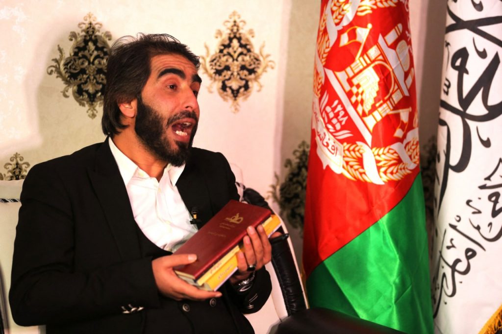 Un profesor rompe sus diplomas en solidaridad con las mujeres afganas.