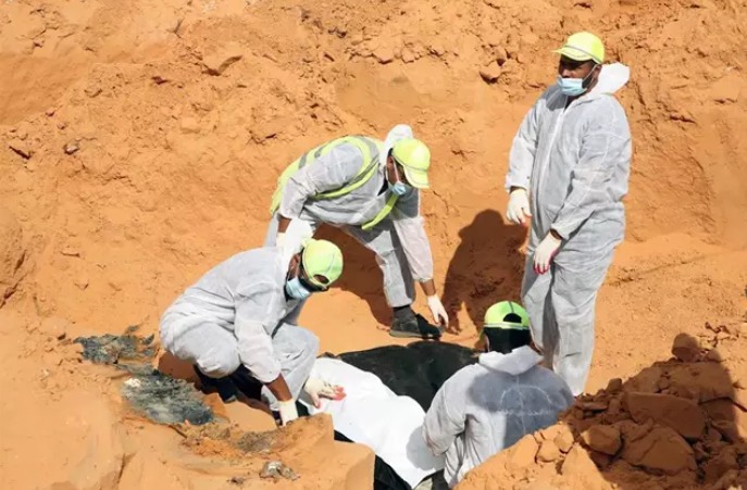 18 cadáveres en una nueva fosa común descubierta en la localidad libia.