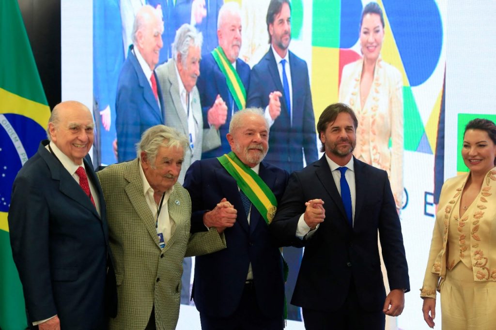 Líderes internacionales aplauden la investidura de Lula.