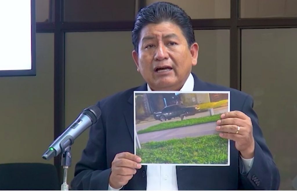 El ministro Montaño muestra pruebas sobre el saqueo a su domicilio. Foto: Ministerio de Obras Públicas.