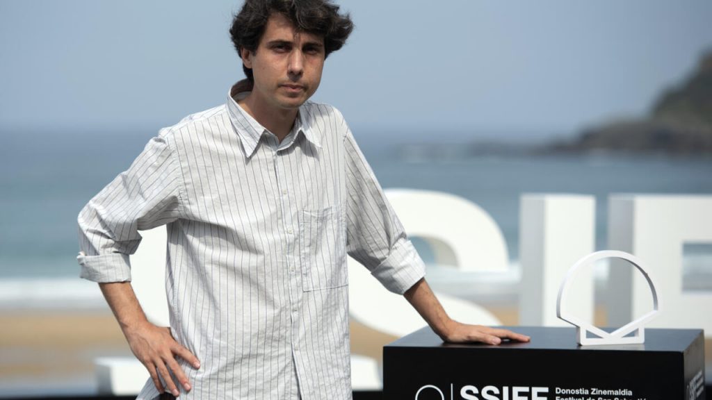 Jonás Trueba posa para las cámaras durante la presentación de su película documental 'Quién lo impide' en el Festival de Cine de San Sebastián, el 23 de septiembre de 2021 en la ciudad vasca, al norte de España. Foto: AFP.