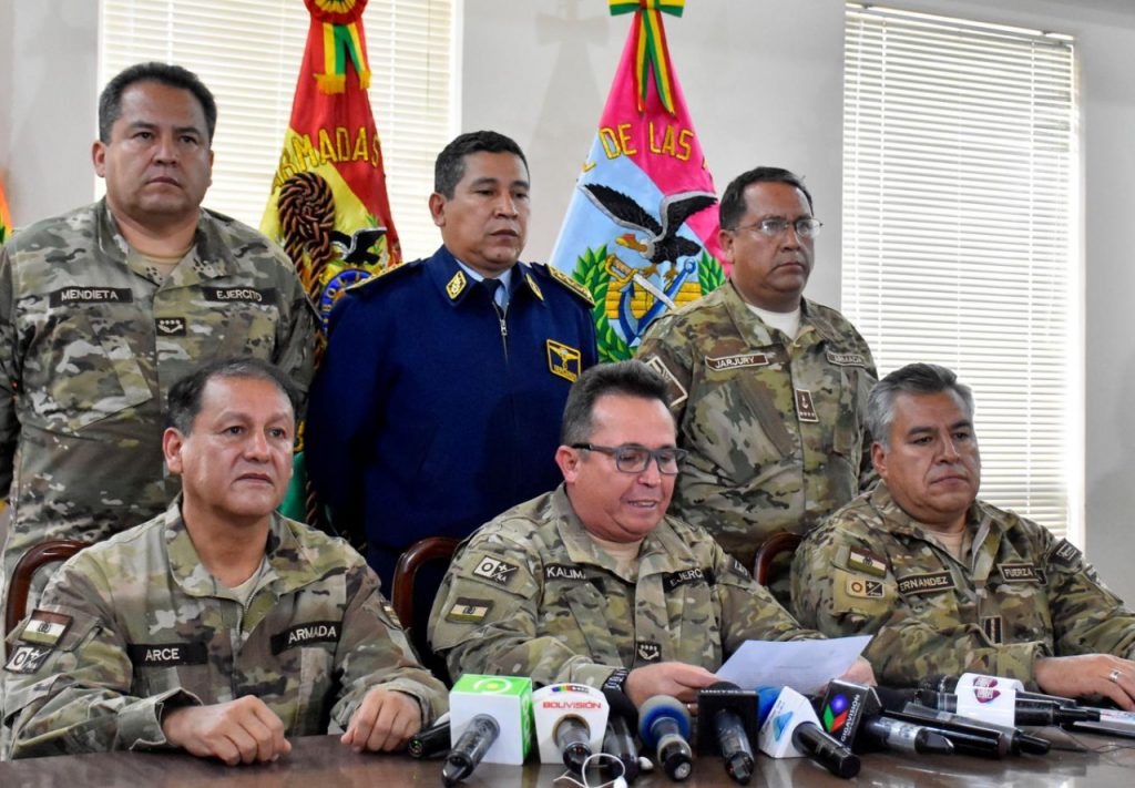El alto mando militar 'sugirió' a Evo Morales dimitir a la presidencia del Estado. Foto: APG.