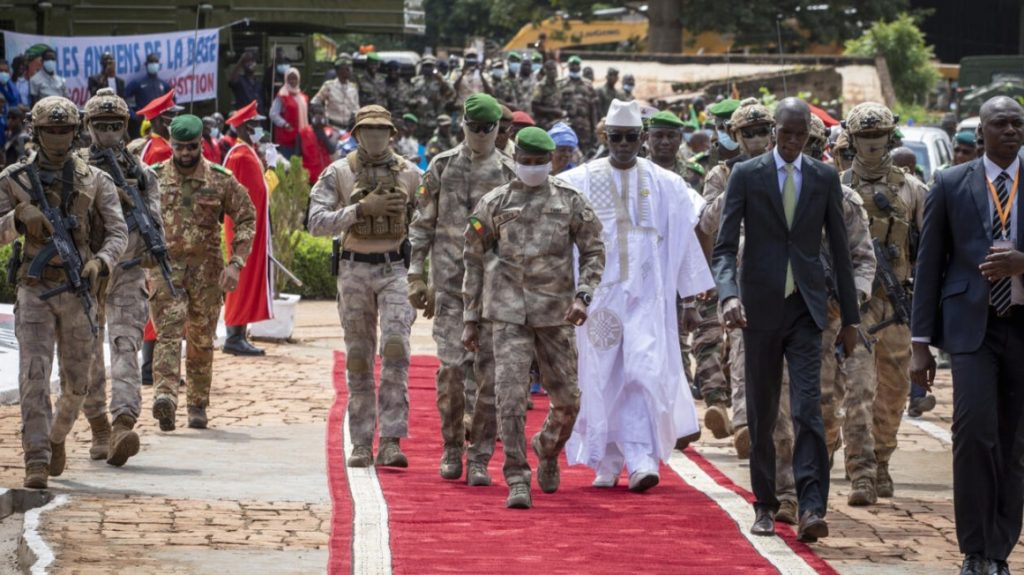 Jefe de la junta de Malí indulta a 49 soldados marfileños condenados.