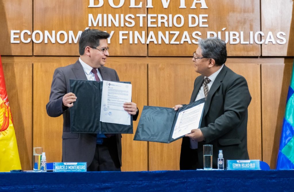El ministro Marcelo Montenegro y el titular del BCB, Edwin Rojas, suscribieron el Programa Fiscal Financiero 2023 este viernes.