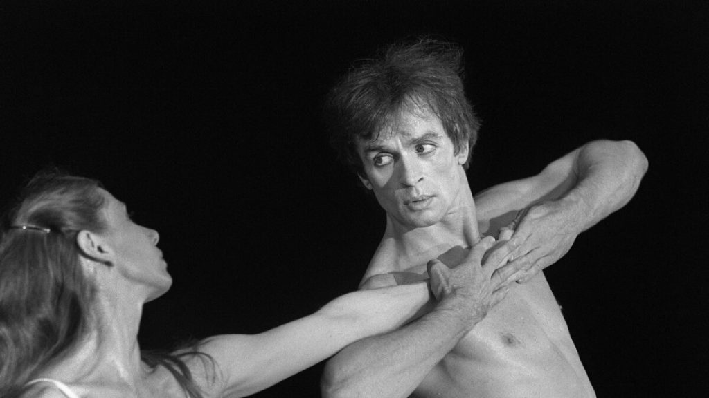 En esta foto de archivo tomada el 22 de junio de 1980 el bailarín de ballet de origen soviético Rudolf Nuréyev actúa con Ghislaine Thesmar durante una escena del ballet 'Tarde de Fauno' en Le Bourget para la 'Fete de la Liberté'. Foto: AFP.