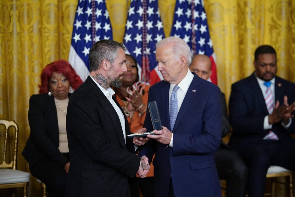 Biden entrega medallas de honor por 'proteger el Capitolio'.