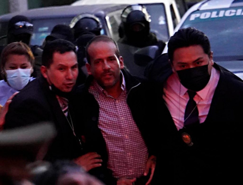 El gobernador de Santa Cruz, Luis Fernando Camacho, es trasladado a prisión. Foto: APG