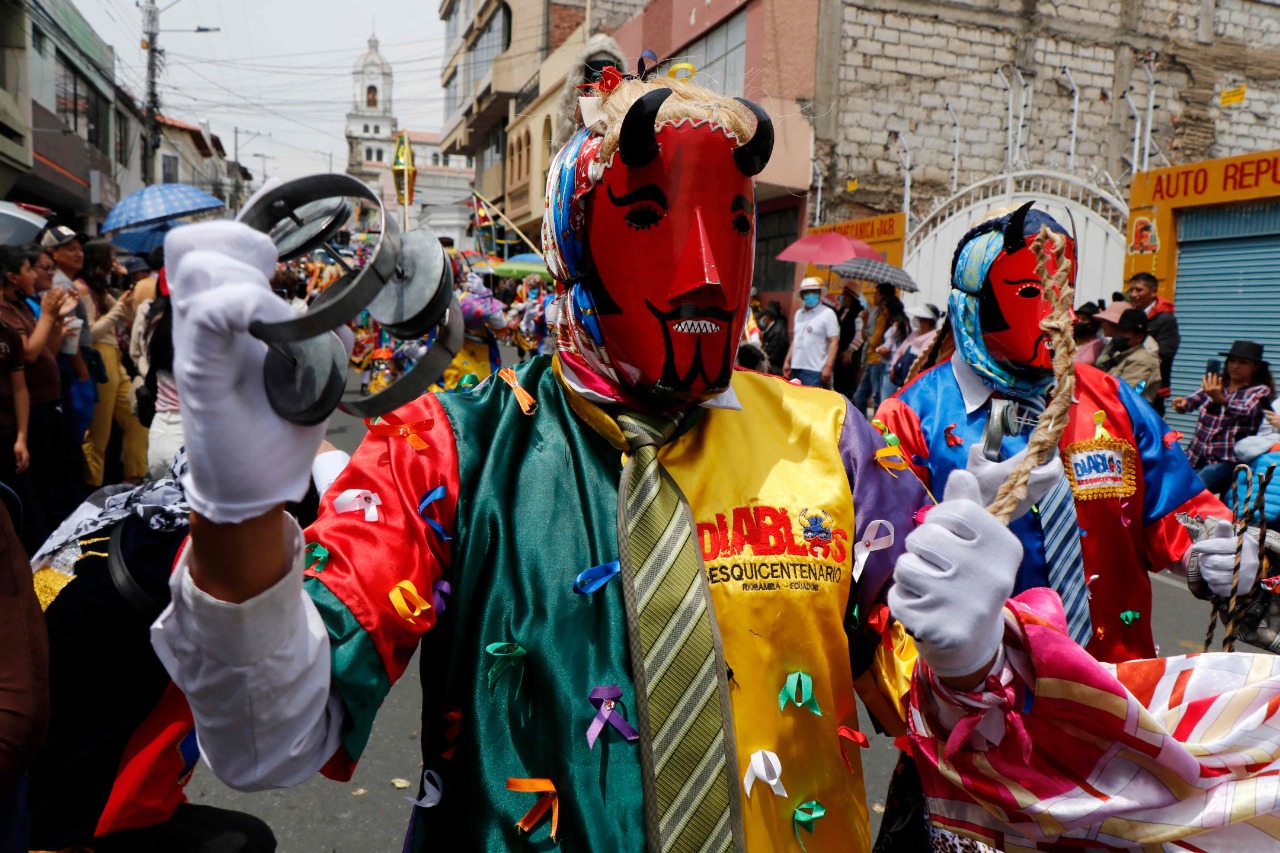 Diablos de hojalata bailan para el 'rey de reyes' en Ecuador