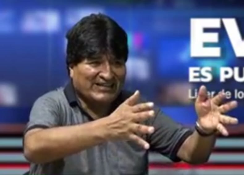 El expresidente Evo Morales en su programa de radio Kawsachun Coca.