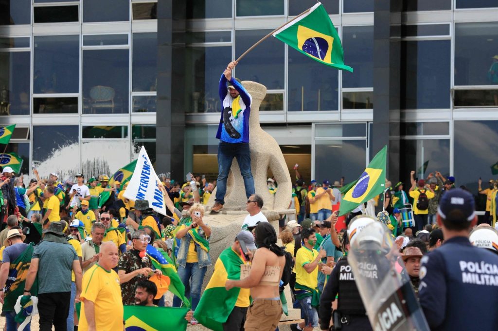 Los bolsonaristas vándalos en la toma del Congreso de Brasil.