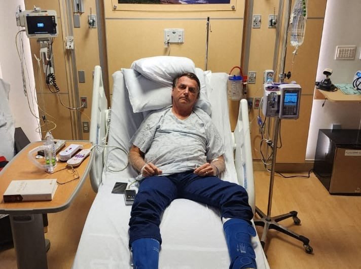 Bolsonaro confirma su ingreso en hospital por problema intestinal.