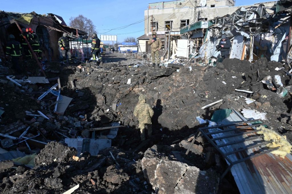 Rusia bombardea ciudad ucraniana de Járkov.