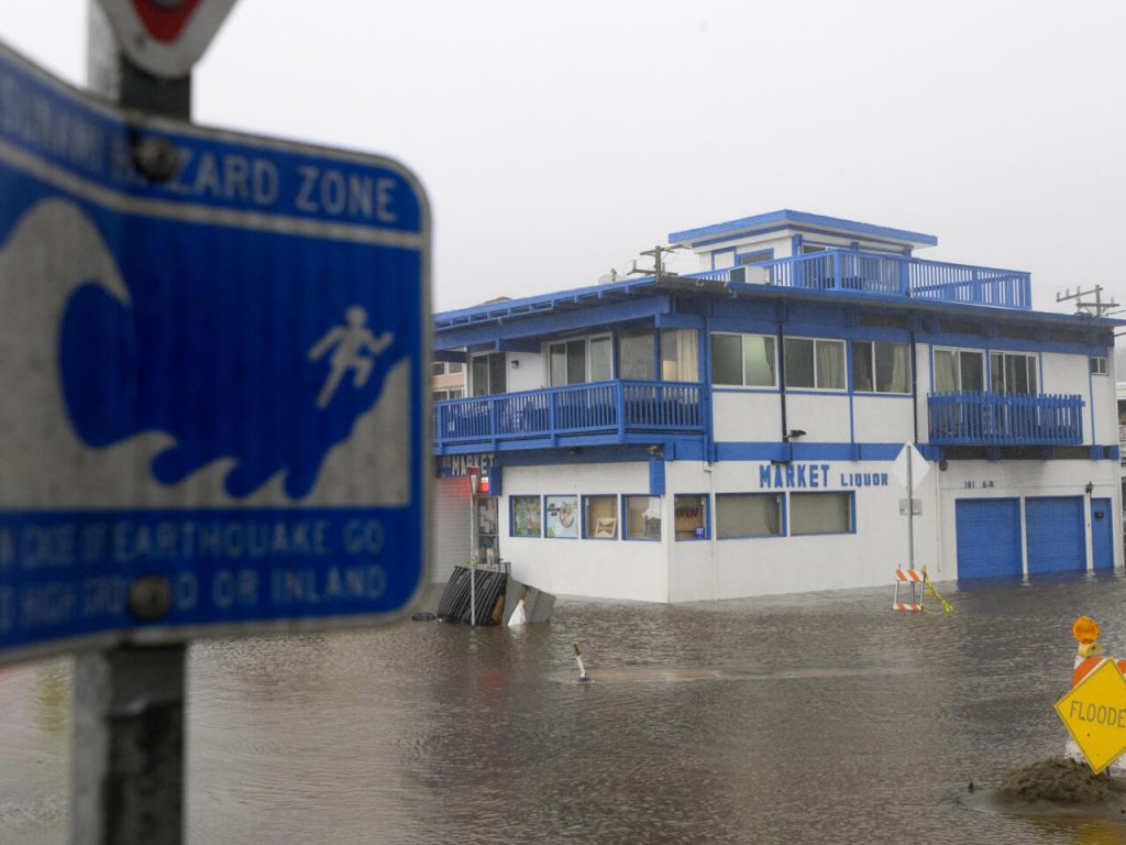 Las precipitaciones inundaron un vecindario en Aptos, California. Foto: AFP.