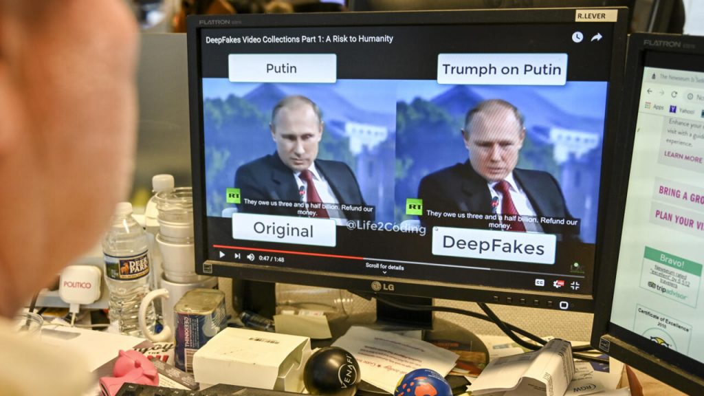 Un periodista de la AFP ve un vídeo manipulado con inteligencia artificial o 'deepfake' en la redacción de la agencia en Washington, el 25 de enero del año 2019. Foto: AFP.
