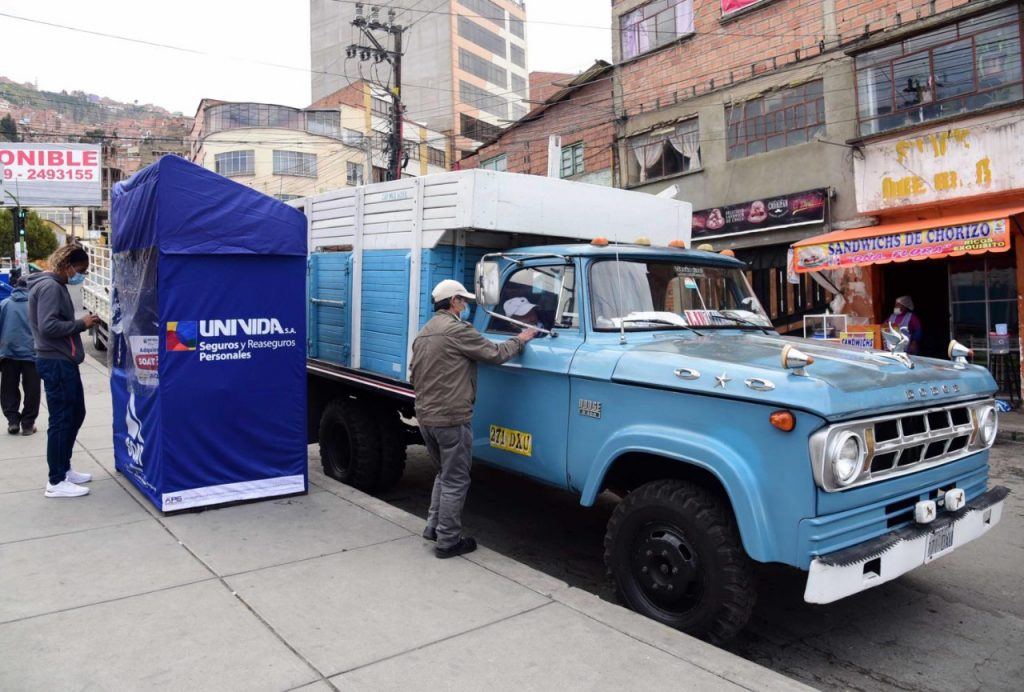 La venta de rosetas de SOAT en un punto de La Paz. Foto: La Razón-archivo