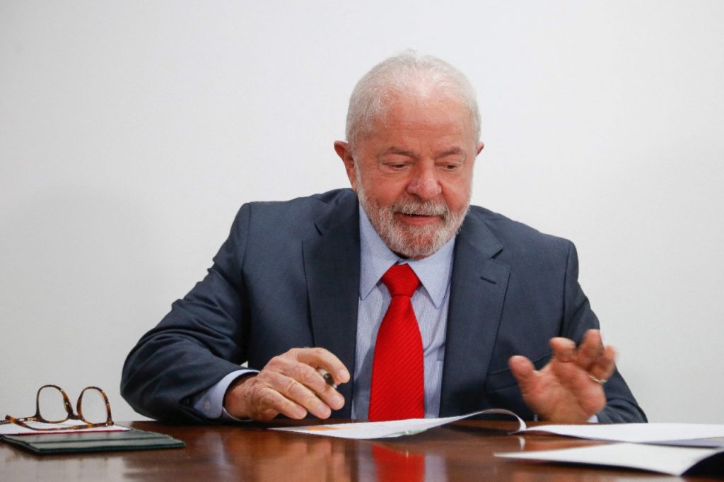 Lula anuncia 'dureza' contra bolsonarismo.
