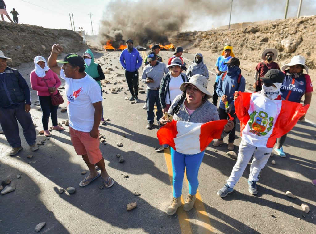 Fiscalía de Perú informa de la detención de más de 300 ciudadanos por las protestas antigubernamentales.