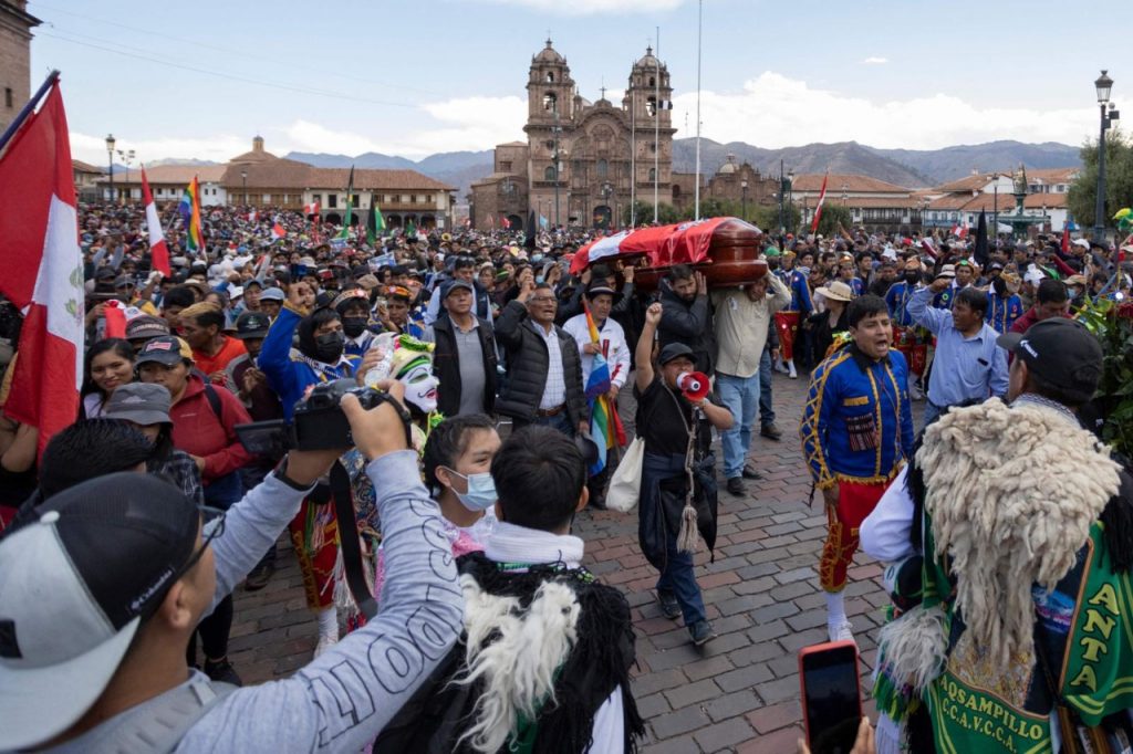 Crece presión política en Perú con marchas extendidas a Lima.