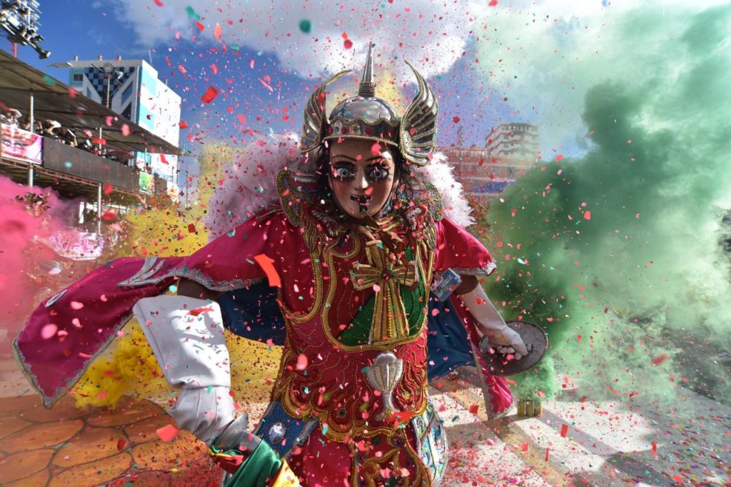 Un danzarín demuestra su coreografía en el Carnaval de Oruro 2022. Foto: Archivo La Razón.