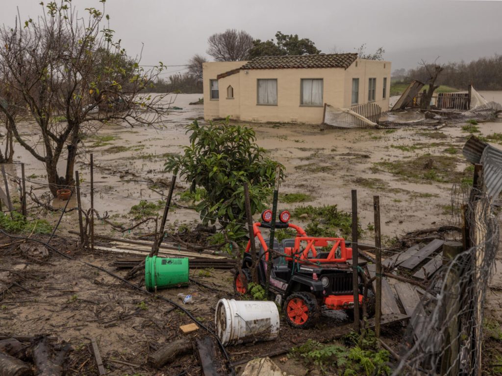 Una casa inundada por las olas del río Salinas cerca de Chualar, California, el sábado 14 de enero de 2022. Foto: AFP.