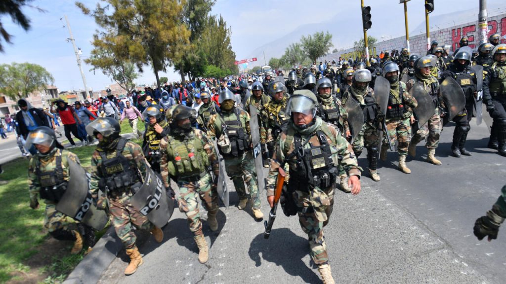 Simpatizantes del expresidente Pedro Castillo marchan en Arequipa, Perú, rodeados por un fuerte contingente policial. Foto: AFP.