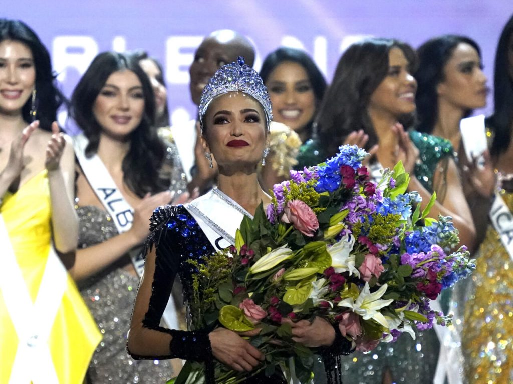 Miss Estados Unidos R'Bonney Gabriel (C), ganadora de la 71ª edición del certamen Miss Universo en el Centro de Convenciones Ernest N. Morial de Nueva Orleans, Luisiana, el 14 de enero de 2023. Foto: AFP.