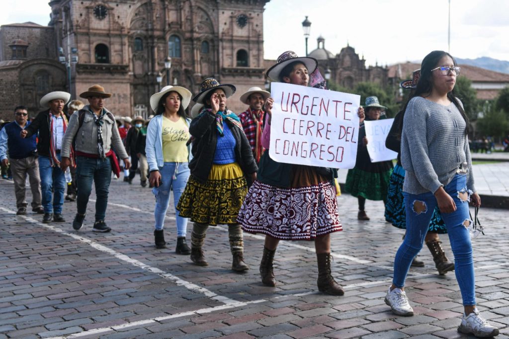 Campesinos de Perú marchan a Lima para pedir la renuncia de la presidenta.