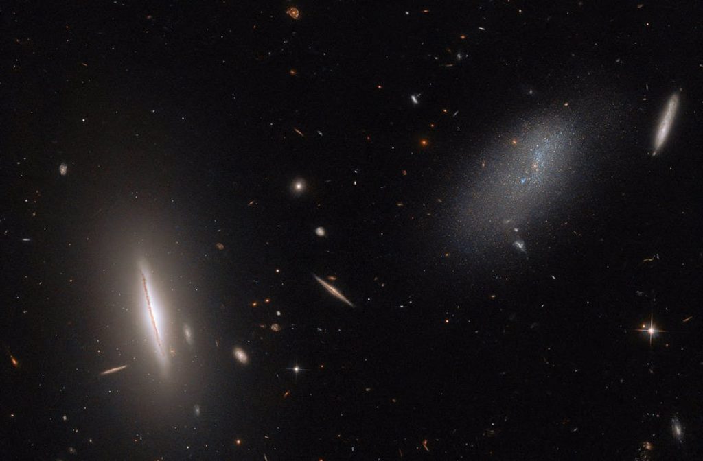 La galaxia LEDA 48062 se extiende a la derecha de la imagen. Foto: ESA.