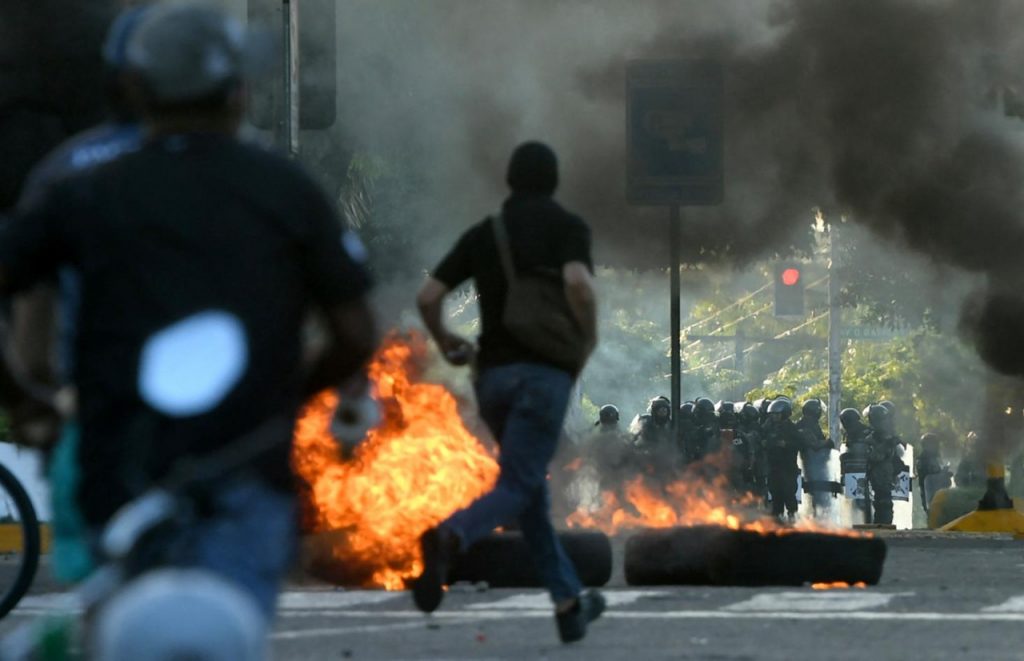 Durante las movilizaciones hubo quemas, saqueos y destrozos. Foto: AFP.