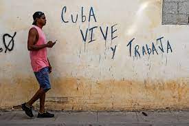 Expertos en Miami atribuyen crisis de Cuba a 'élite mafiosa' en el poder.